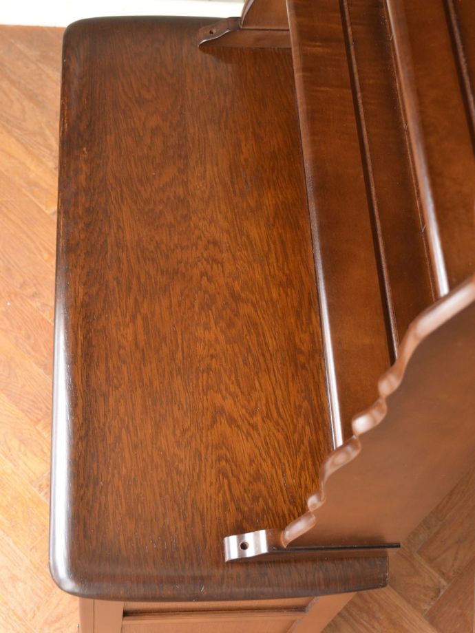 アンティークのオープンシェルフの天板