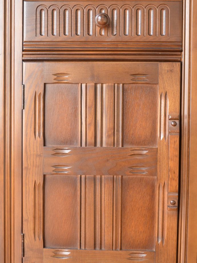 英国アンティーク家具らしい装飾