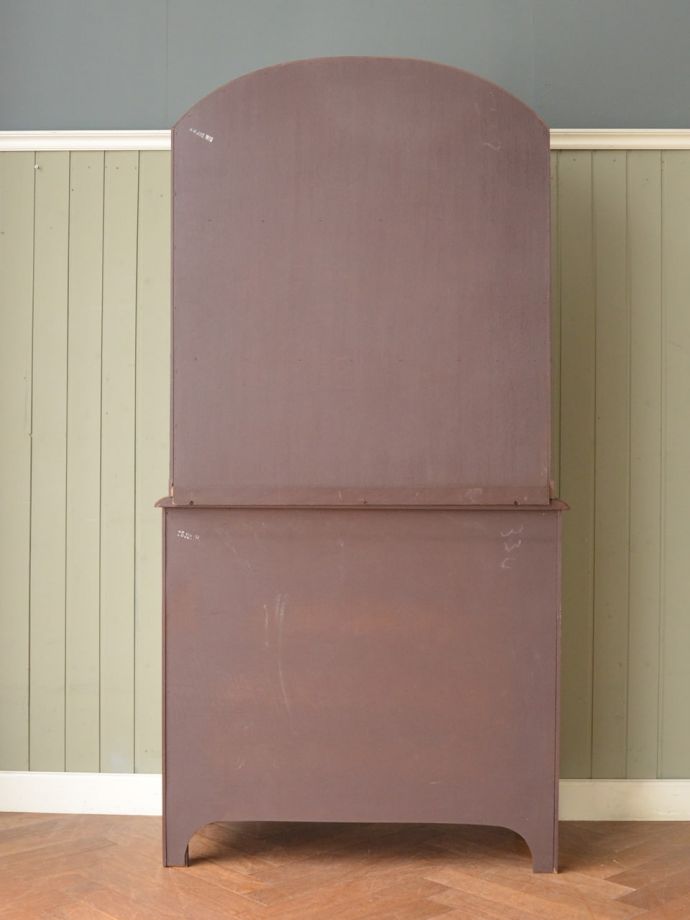 キャビネットの後ろ姿