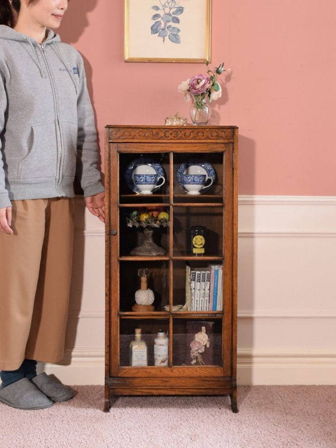 英国アンティークのガラスキャビネット