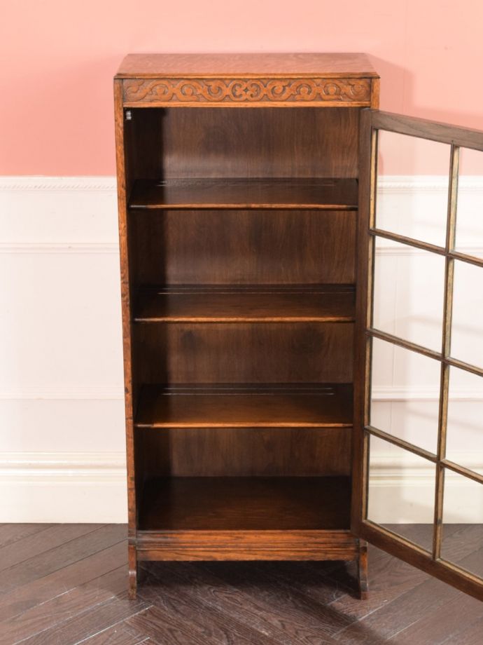 キャビネットの扉の中