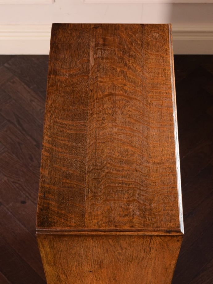 アンティークキャビネットの天板