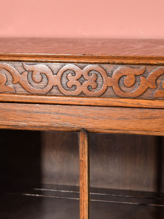 英国アンティーク家具らしい装飾