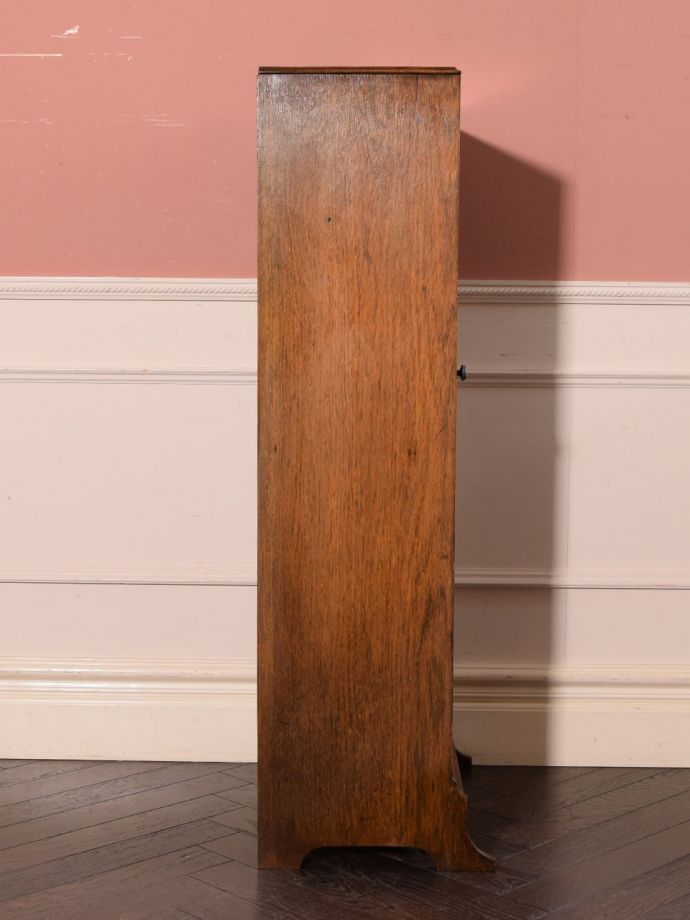 アンティークキャビネットの側面