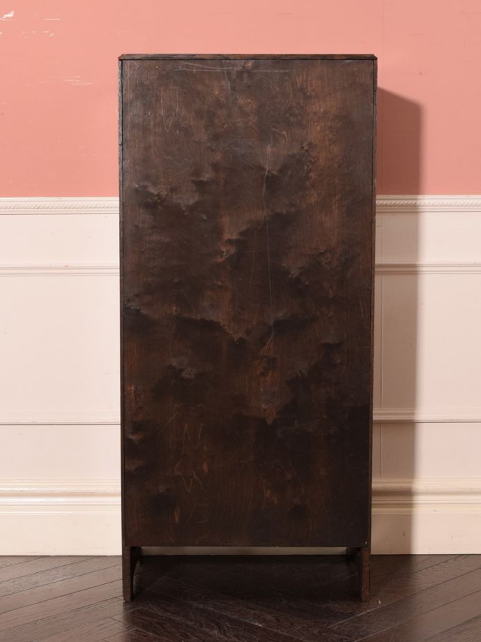 キャビネットの後ろ姿