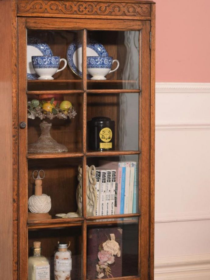 英国らしいガラスキャビネット