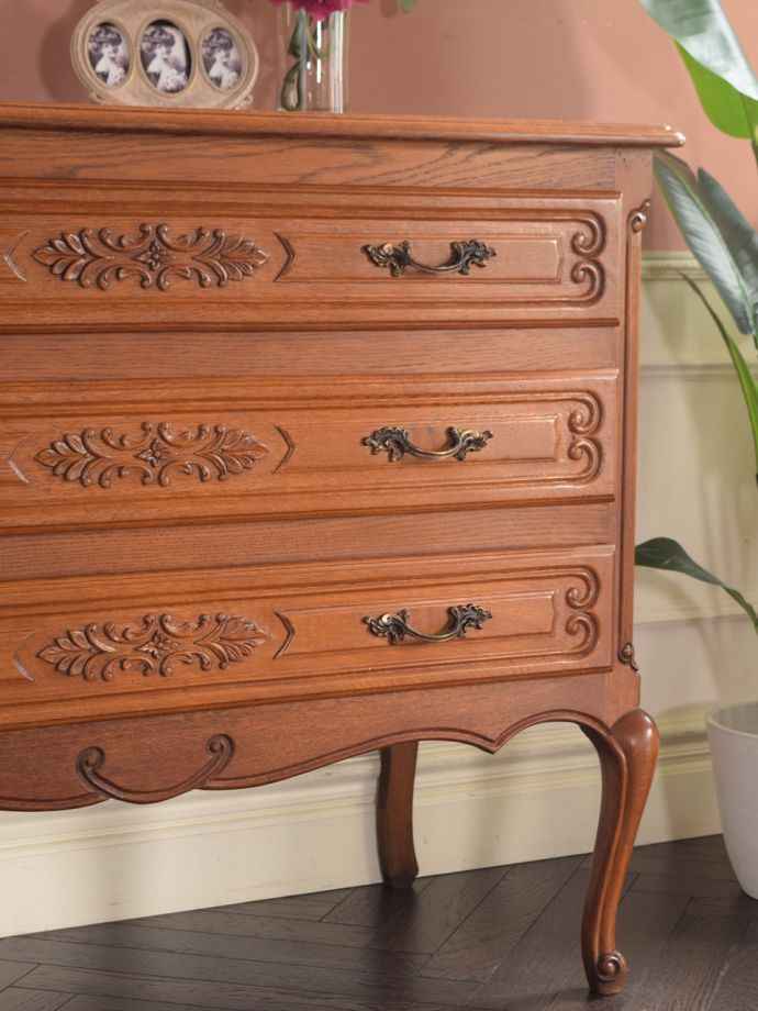 フランスの家具らしい美しいフォルム