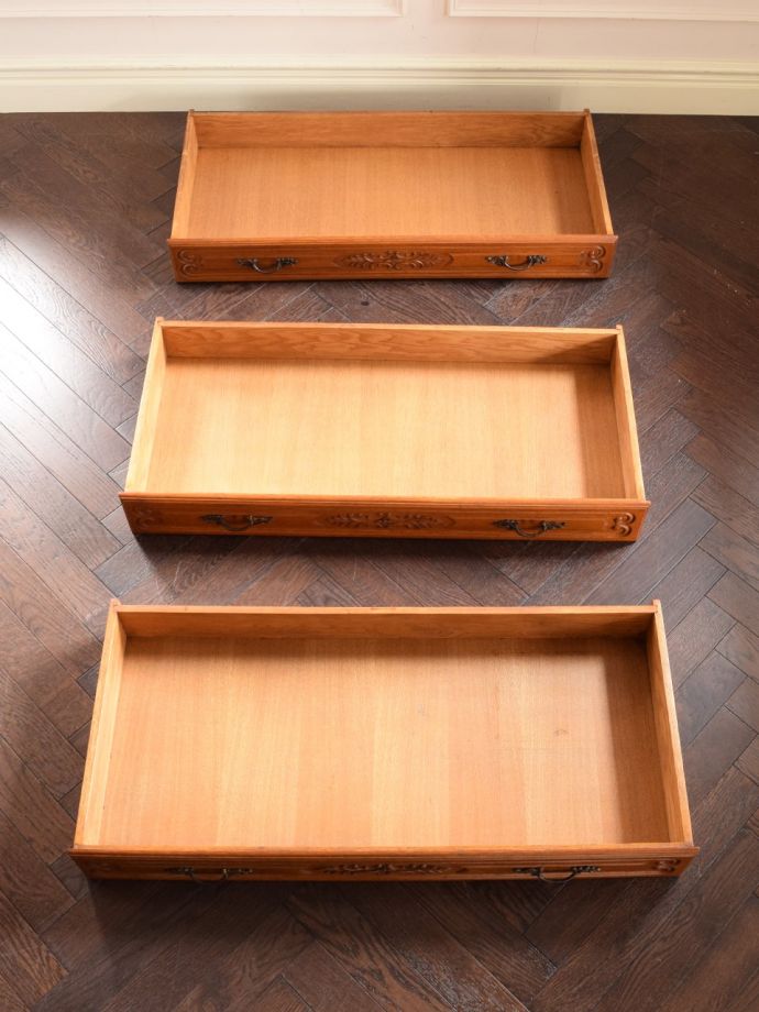 アンティークチェストの引き出しの中