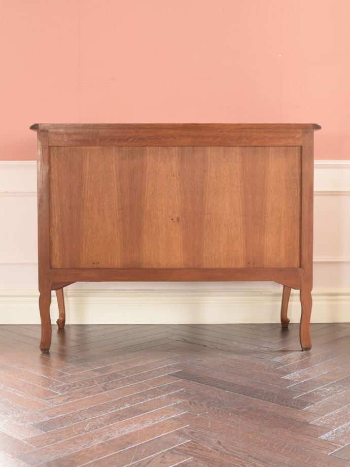 チェストの後ろ姿