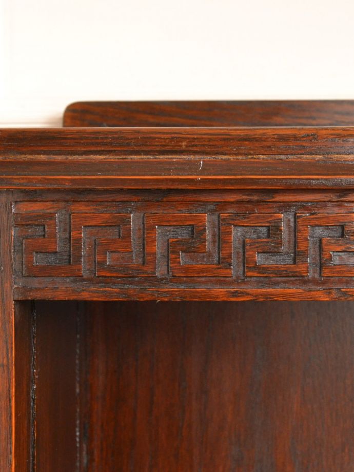 英国アンティーク家具らしい装飾