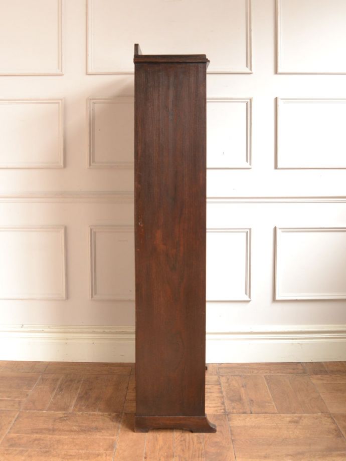 オープンシェルフの側面