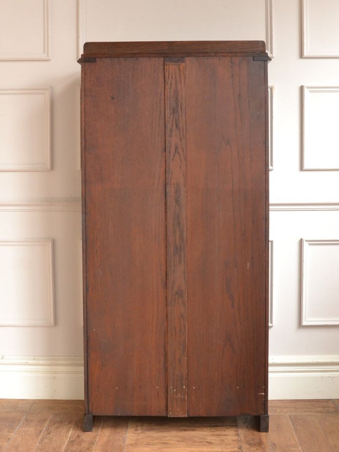 オープンシェルフの後ろ姿