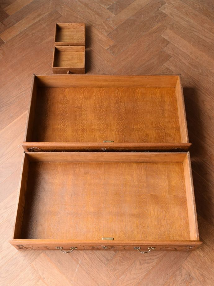 アンティークビューローの引き出しの中