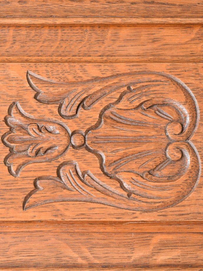 フランスらしい彫