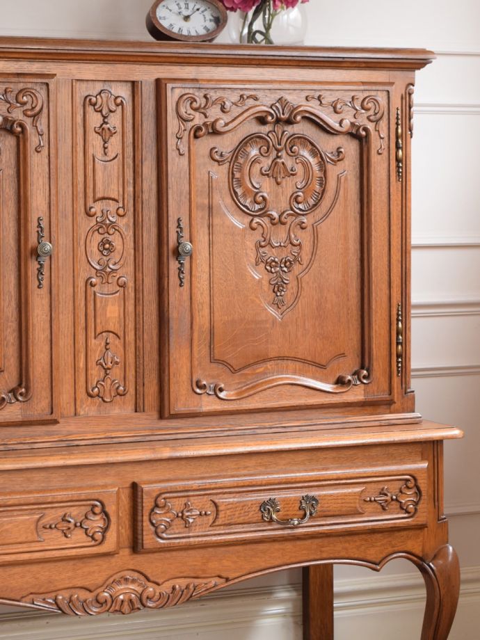 フランスアンティークらしい美しい彫