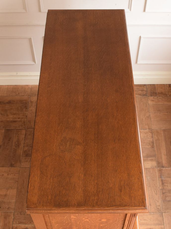 アンティークのサイドボードの天板