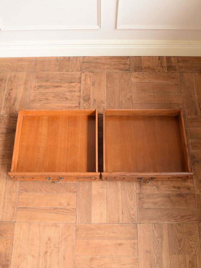 サイドボードの引き出しの中