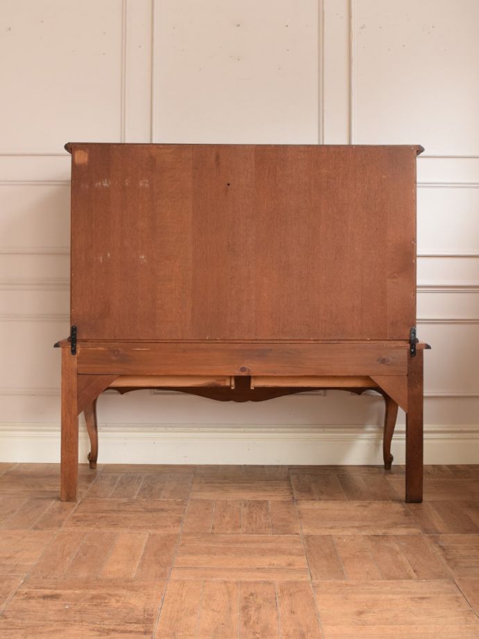 サイドボードの後ろ姿