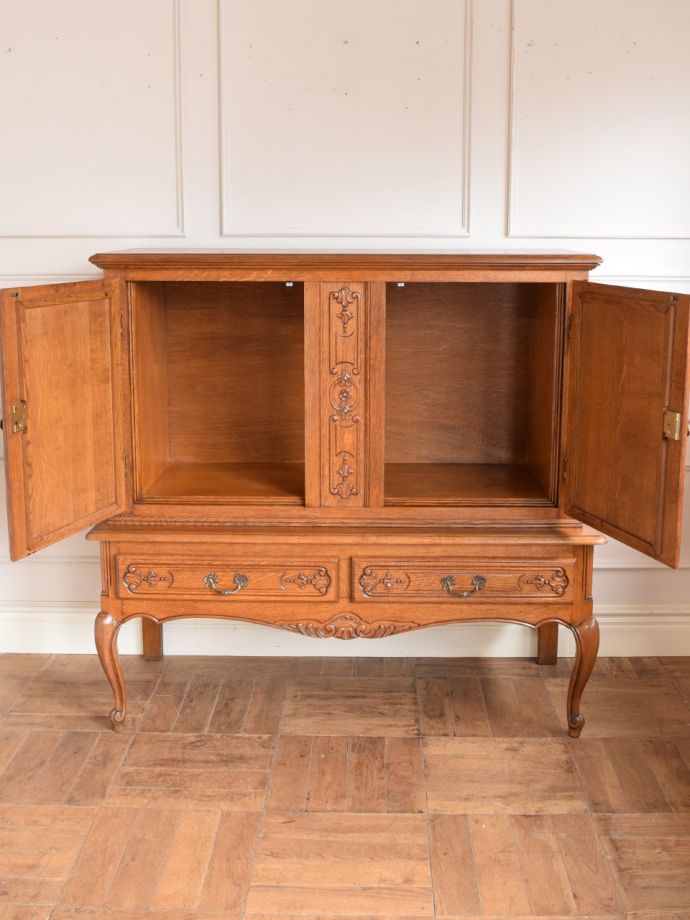 アンティークのサイドボードの扉の中