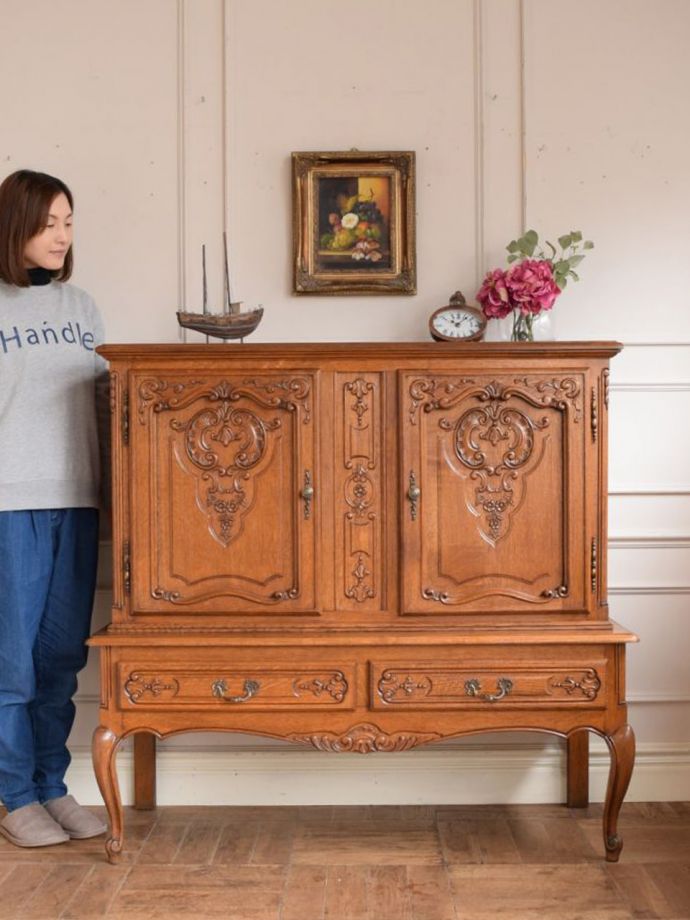 フランスの優雅なサイドボード