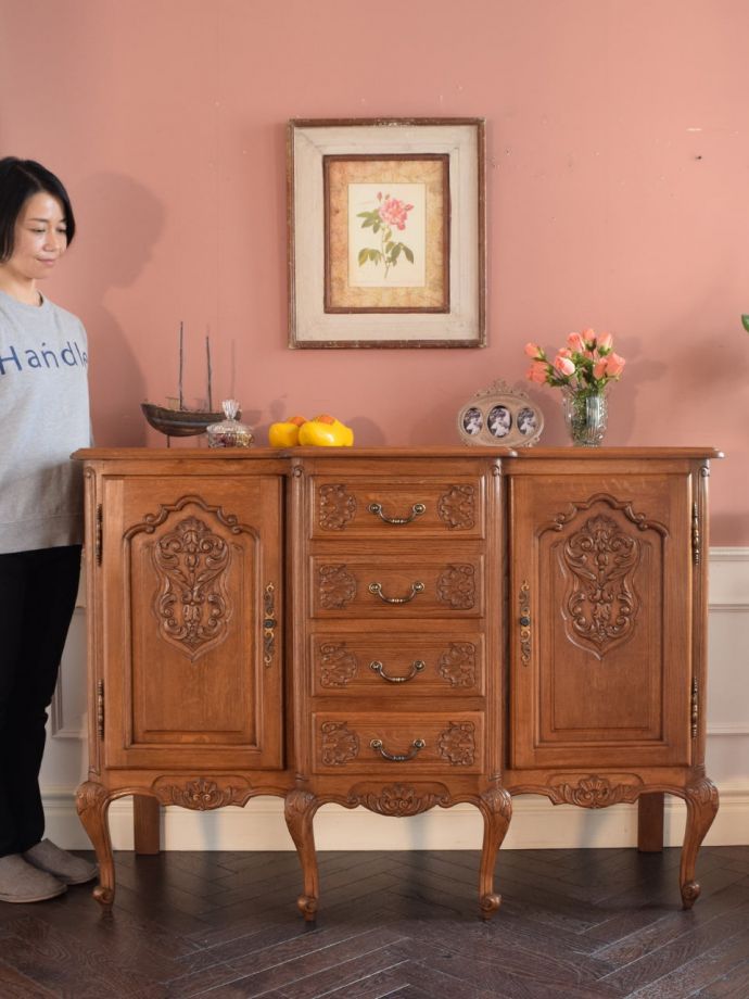 フランスの優雅なサイドボード