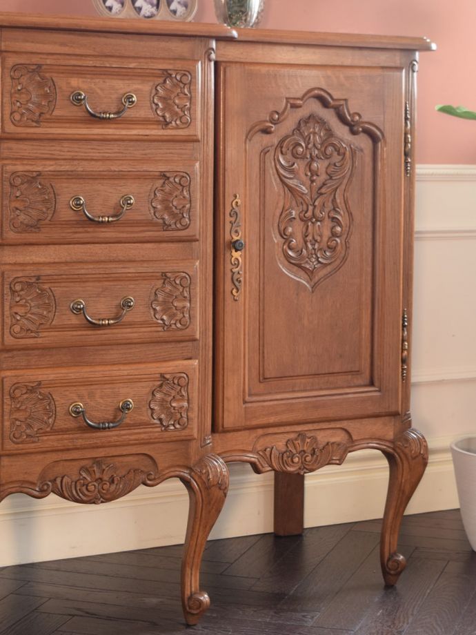 フランスのアンティークらしい美しい彫