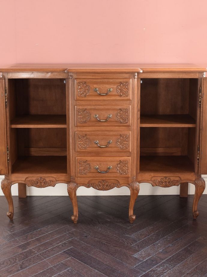 アンティークのサイドボードの扉の中