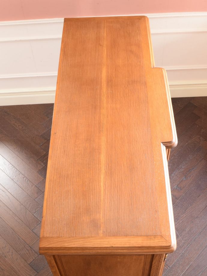 アンティークのサイドボードの天板