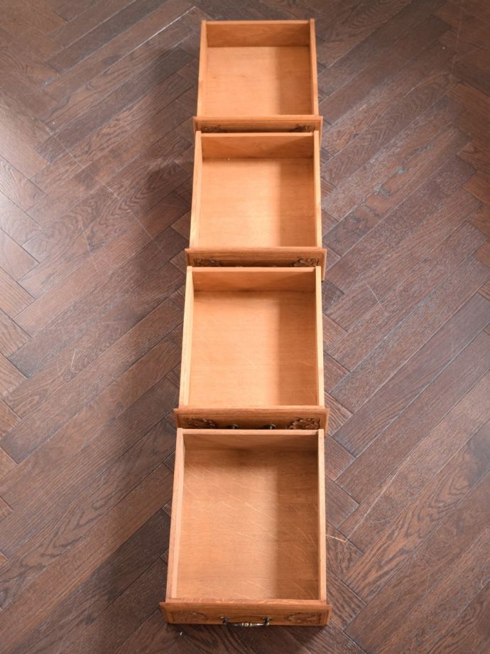 サイドボードの引き出しの中