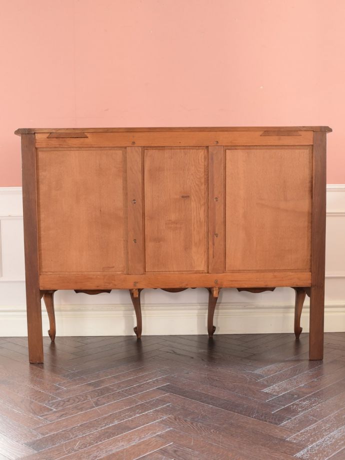 サイドボードの後ろ姿