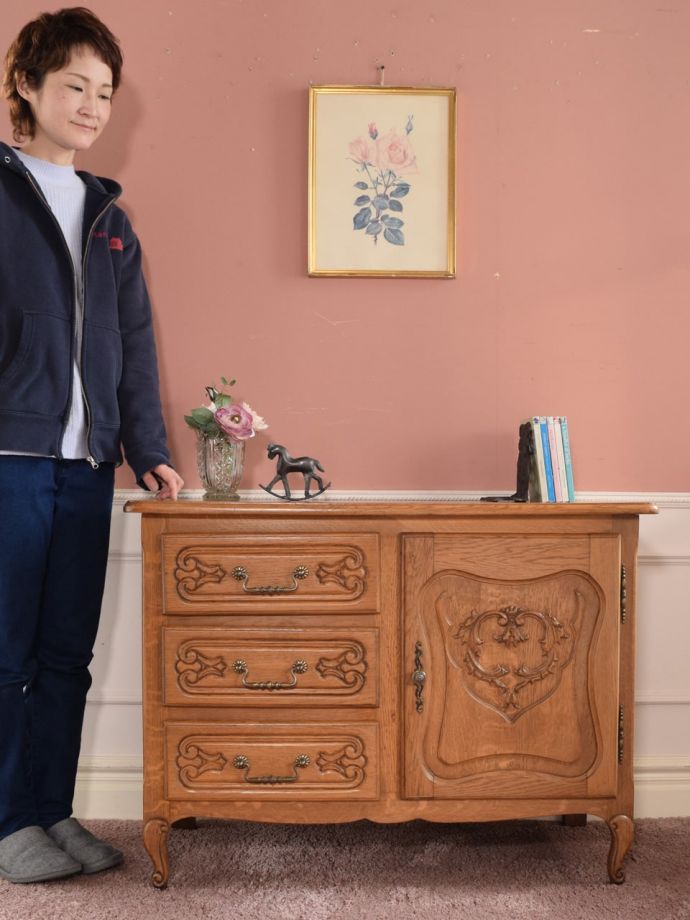 フランスの優雅なサイドボード