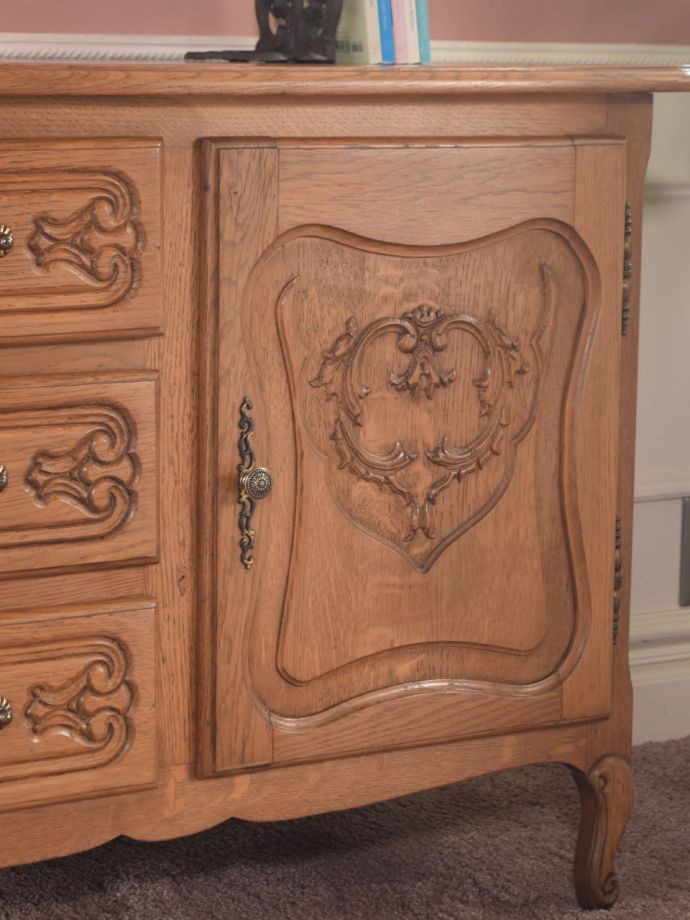 フランスのアンティークらしい美しい彫