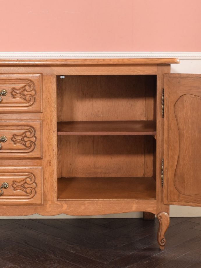 アンティークのサイドボードの扉の中