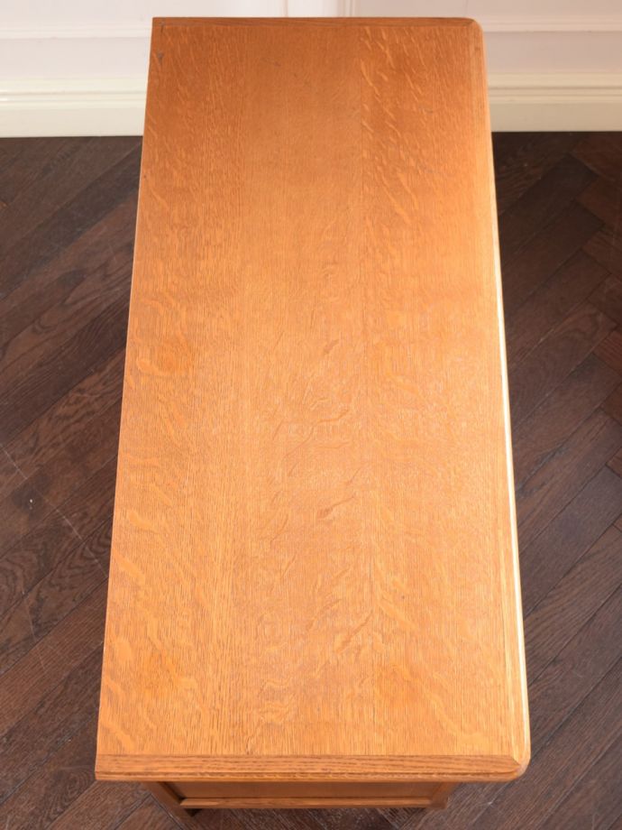 アンティークのサイドボードの天板