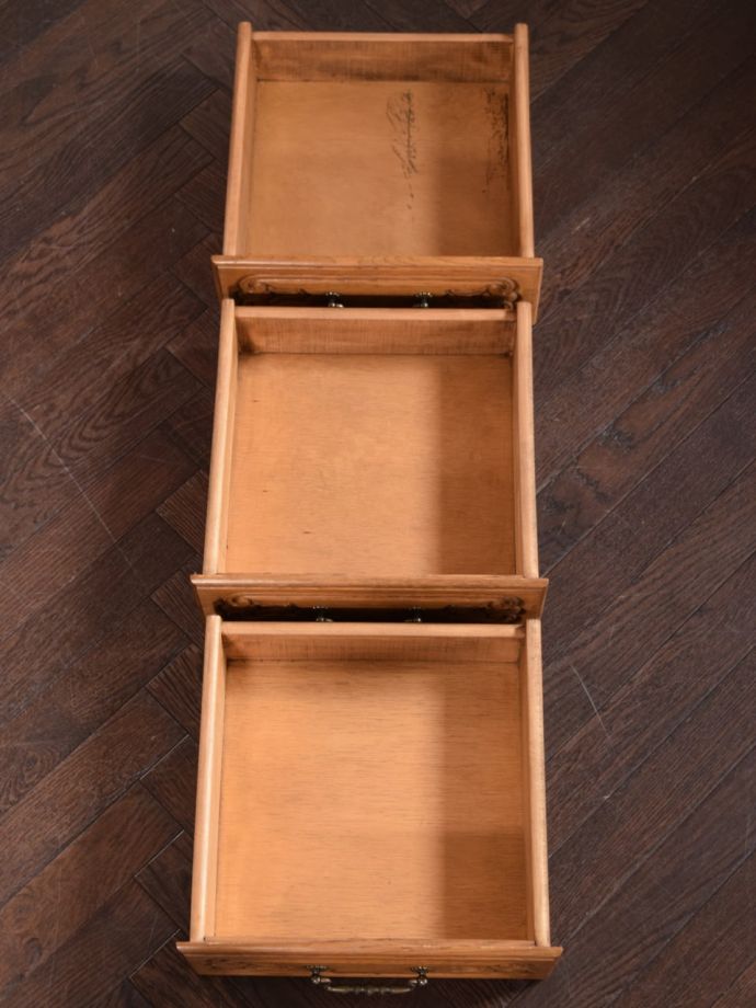 サイドボードの引き出しの中