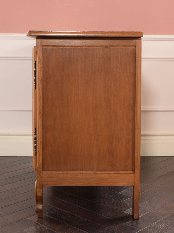 サイドボードの側面