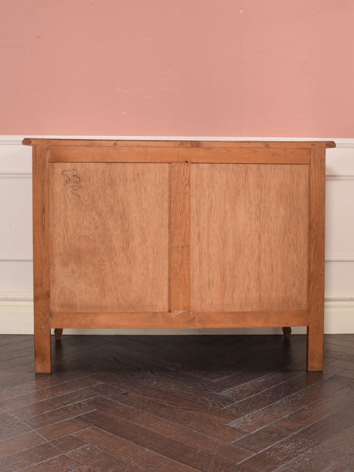 サイドボードの後ろ姿