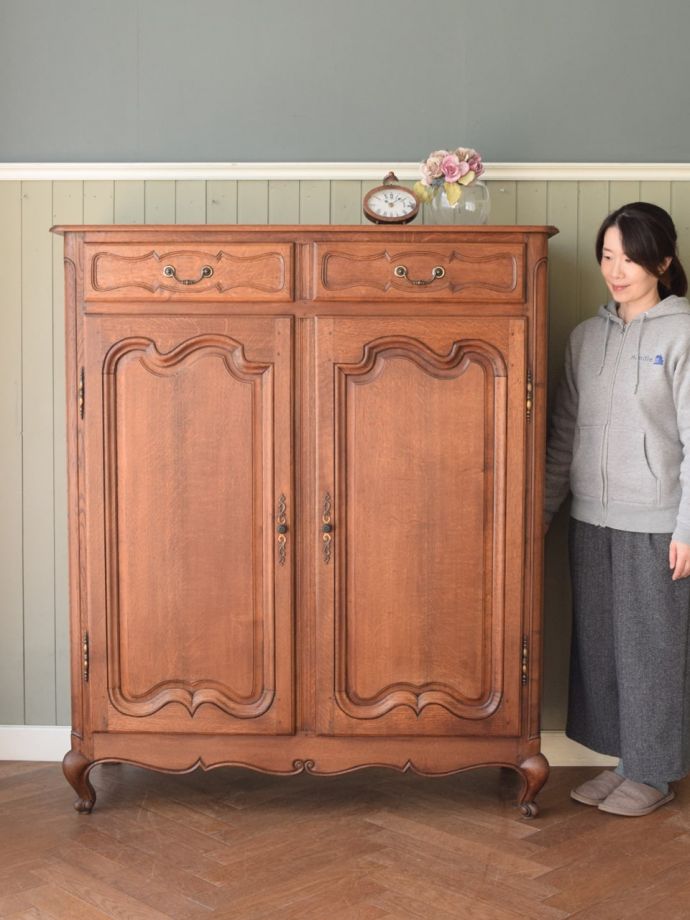 フランスの優雅なサイドボード