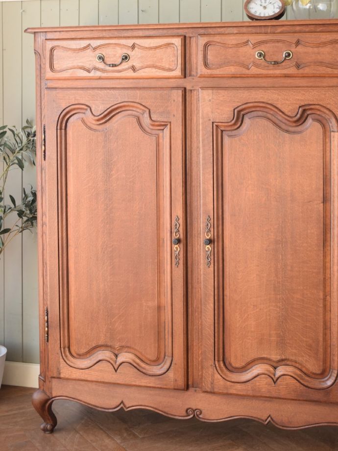 フランスアンティークらしい美しい彫