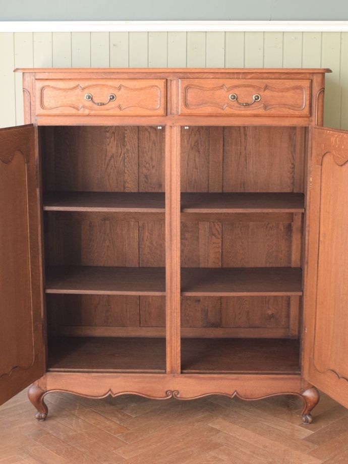 アンティークのサイドボードの扉の中