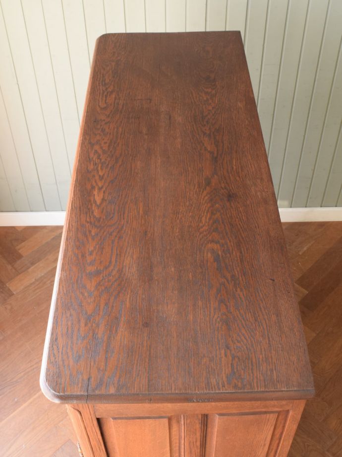 アンティークのサイドボードの天板