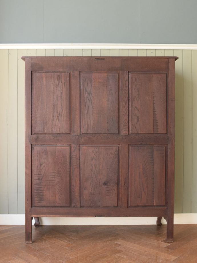 サイドボードの後ろ姿