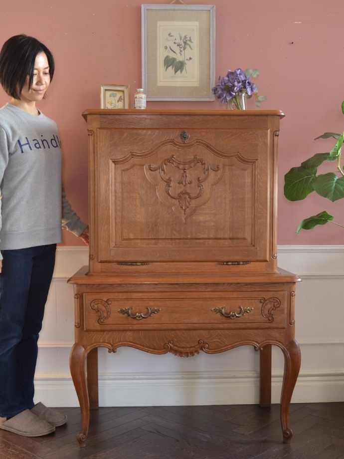 フランスの優雅なサイドボード