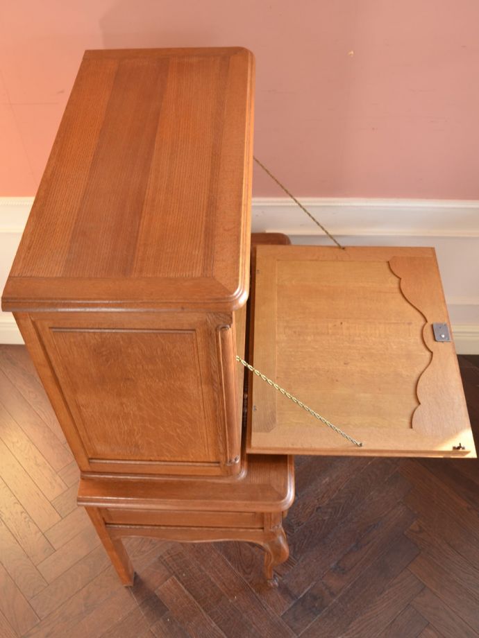 アンティークのサイドボードの天板