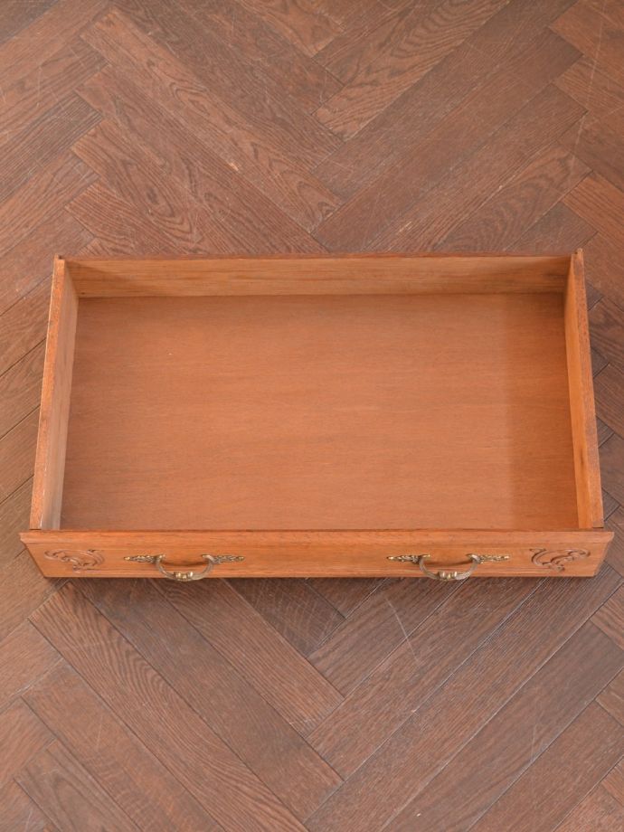 サイドボードの引き出しの中