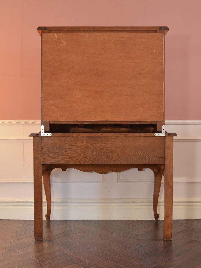 サイドボードの後ろ姿