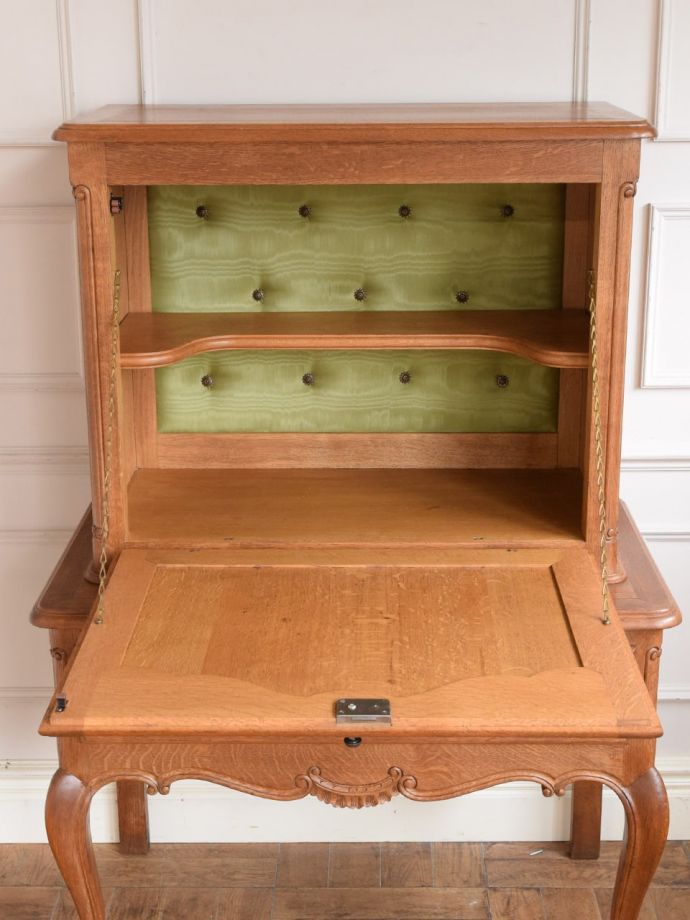 アンティークのサイドボードの扉の中