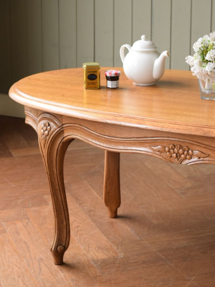 フランスの家具らしい美しいフォルム