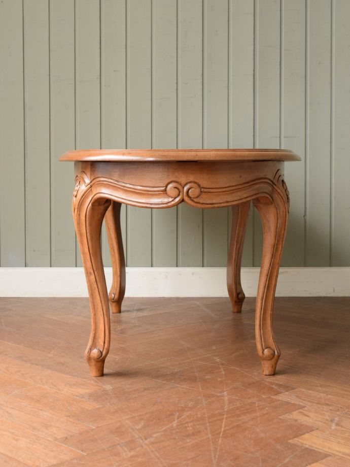 アンティークテーブルの横顔