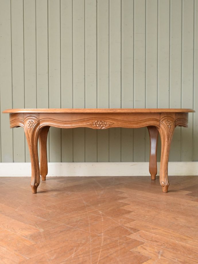 テーブルの反対側